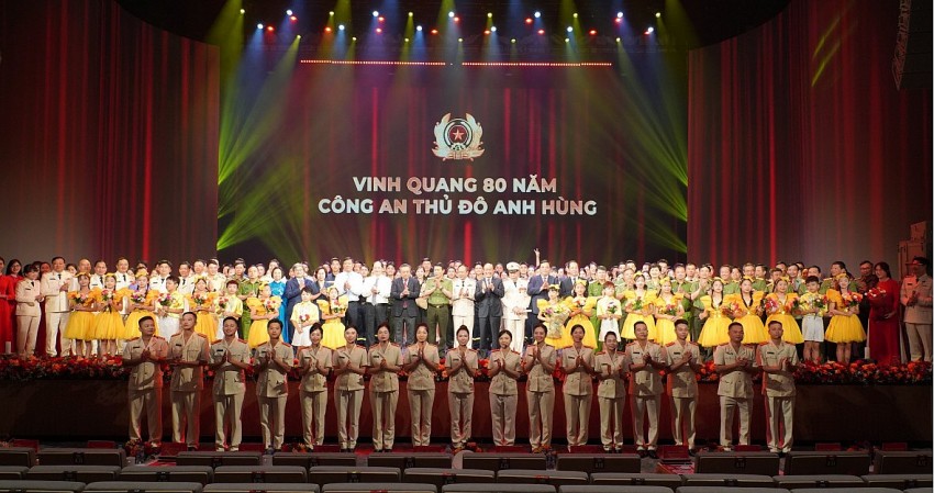 Các đại biểu tham dự buổi lễ chụp ảnh lưu niệm.