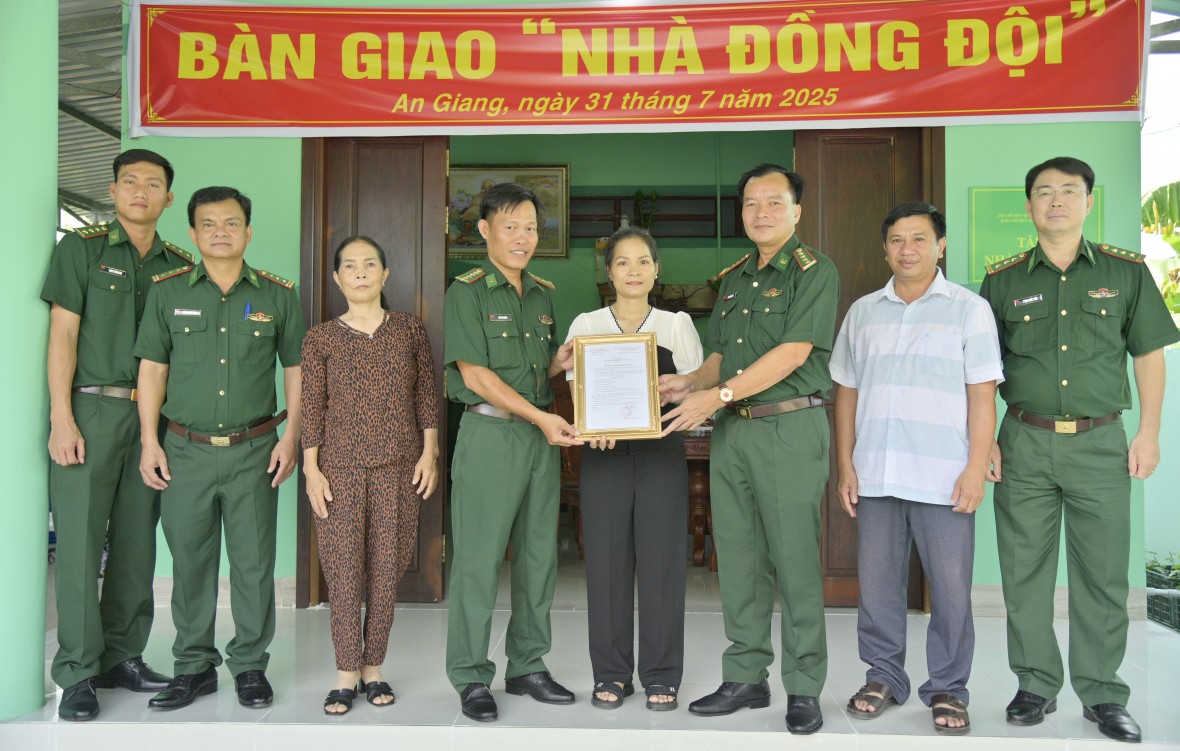 Ban Chỉ huy Bộ đội Biên phòng bàn giao nhà đồng đội tại phường Rạch Giá Ban Chỉ huy Bộ đội Biên phòng bàn giao nhà đồng đội tại phường Rạch Giá