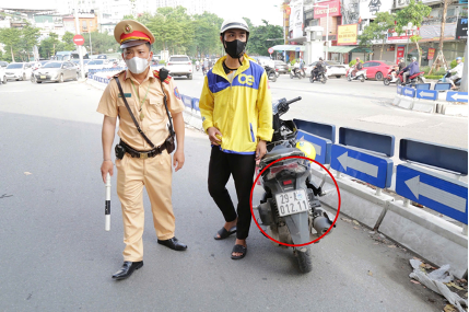 Nhiều tài xế xe ôm cố tình che, dán biển kiểm soát.