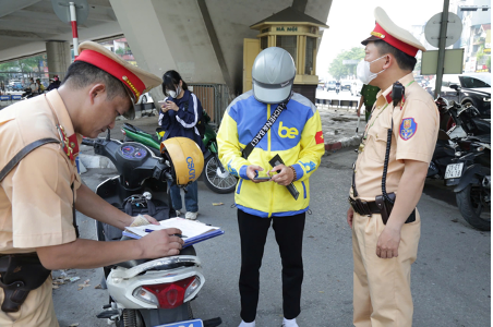 CSGT xử lý lái xe công nghệ vi phạm.