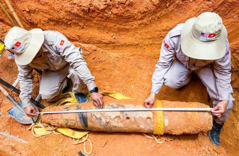 Quả bom được phát hiện tại sân bay Đồng Hới. 