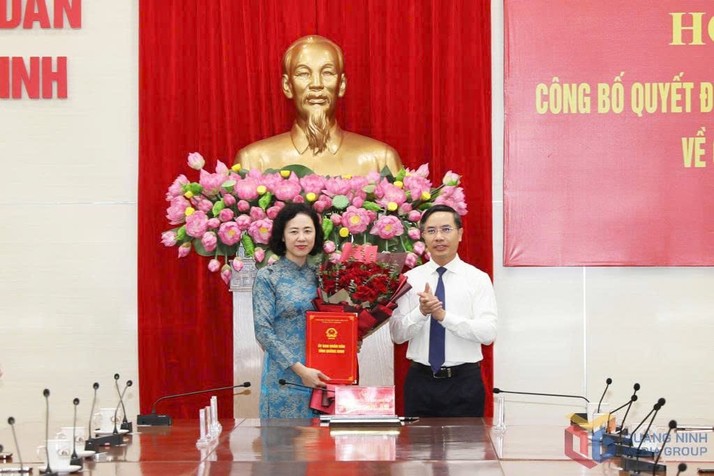 Ông Phạm Đức Ấn - Chủ tịch UBND tỉnh Quảng Ninh trao quyết định bổ nhiệm Giám đốc Sở Nội vụ Vũ Thị Mai Anh.