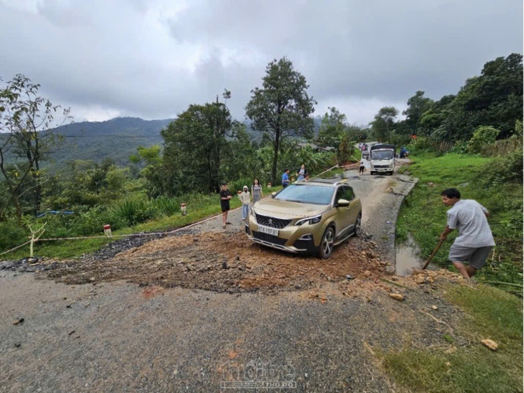 Quốc lộ 40B là tuyến giao thông huyết mạch nối từ xã Tu Mơ Rông, xã Măng Ri, tỉnh Quảng Ngãi về TP. Đà Nẵng. Ảnh: Trần Nghĩa