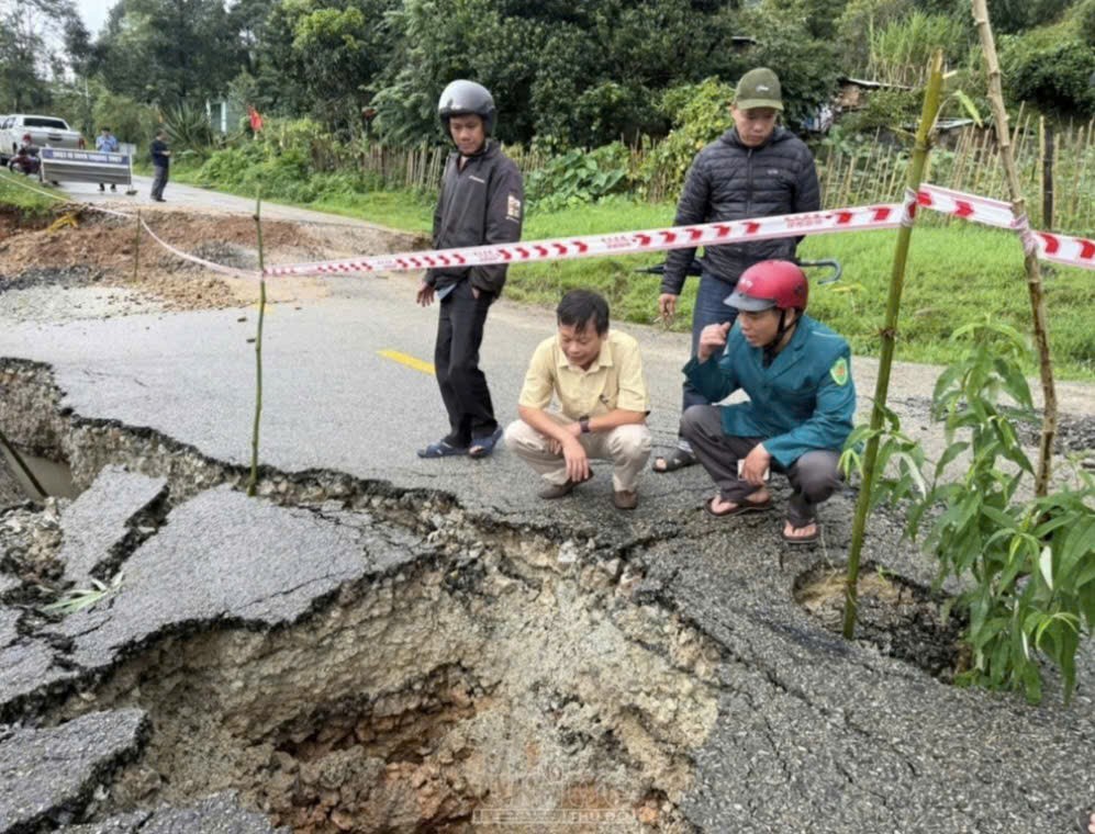 Quảng Ngãi: Xuất hiện tình trạng sụt lún nghiêm trọng tại quốc lộ 40B sau mưa lớn