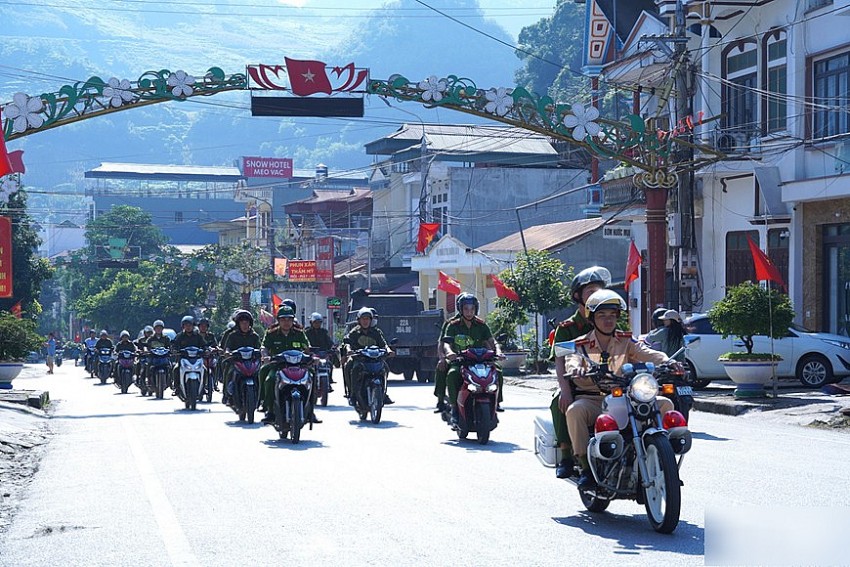 Tổ CSGT Mèo Vạc thuộc Phòng CSGT tỉnh Tuyên Quang phối hợp với công an xã ra quân cao điểm, bảo vệ an ninh trật tự phục vụ các ngày lễ lớn và Đại hội Đảng các cấp.