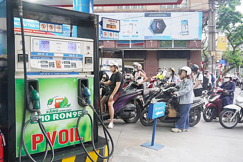 Người dân đổ xăng tại một cây xăng ở Thái Thịnh (Hà Nội) thí điểm bán xăng E10 RON95 Người dân đổ xăng tại một cây xăng ở Thái Thịnh (Hà Nội) thí điểm bán xăng E10 RON95