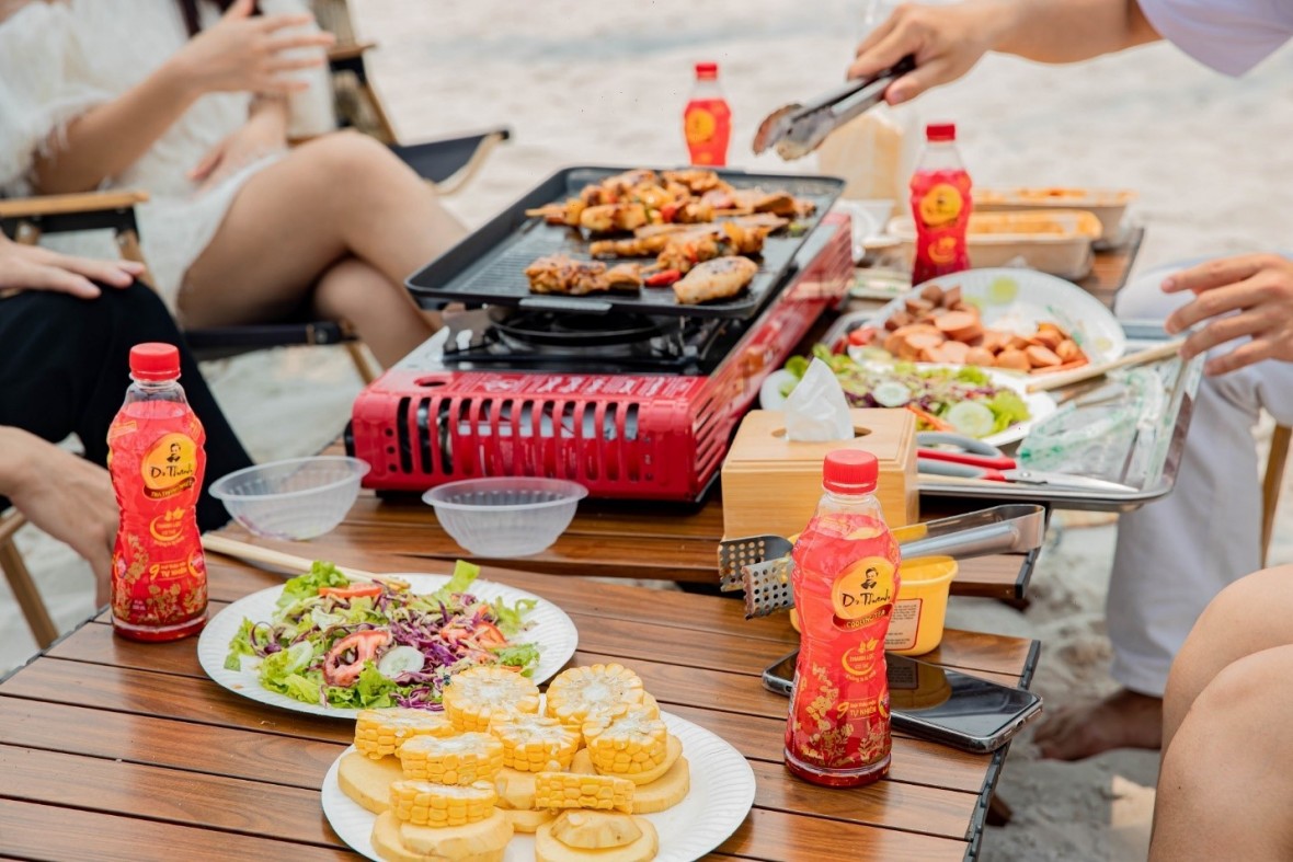 Được chiết xuất từ 9 loại thảo mộc tự nhiên, Trà Thanh Nhiệt Dr Thanh là thức uống yêu thích của nhiều bạn trẻ để bản thân tươi mát mỗi ngày.