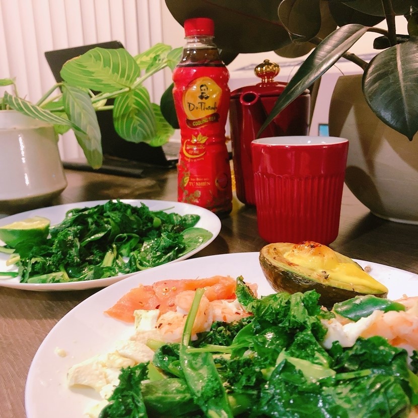 Thực đơn xanh mỗi ngày của nhiều bạn trẻ với nhiều rau xanh, trái cây và Trà Thanh Nhiệt Dr Thanh giúp thanh lọc cơ thể để mỗi ngày là một ngày tươi.