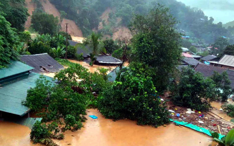 Mưa lũ bất ngờ khiến nhiều hộ dân không kịp trở tay.