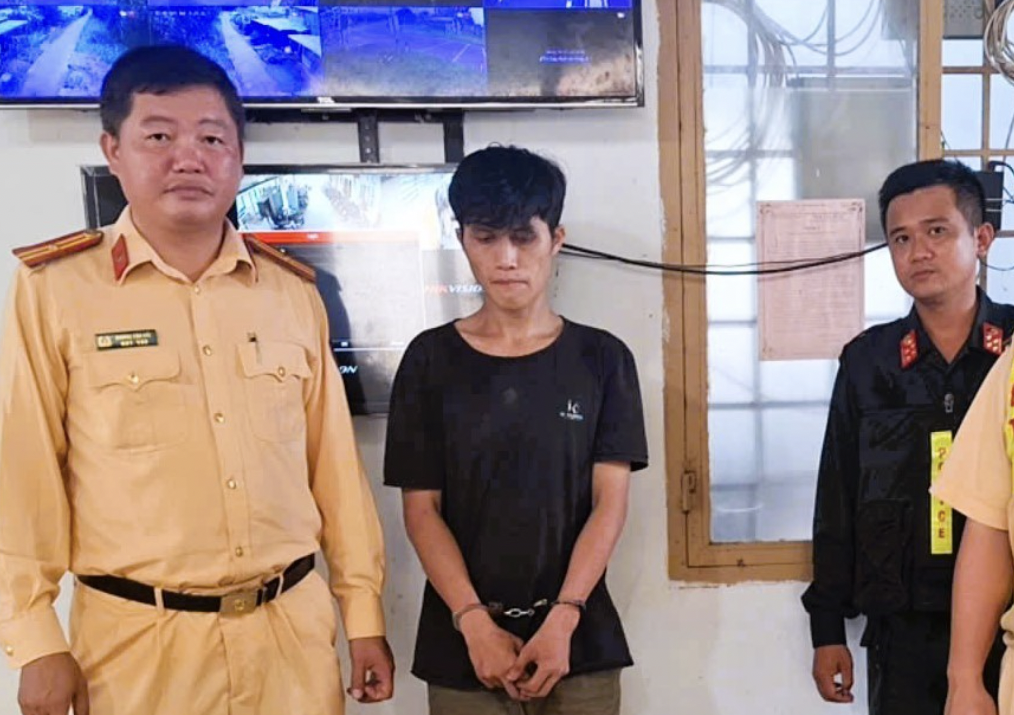 Bắt thanh niên trộm dây cáp điện ở đường ven cao tốc