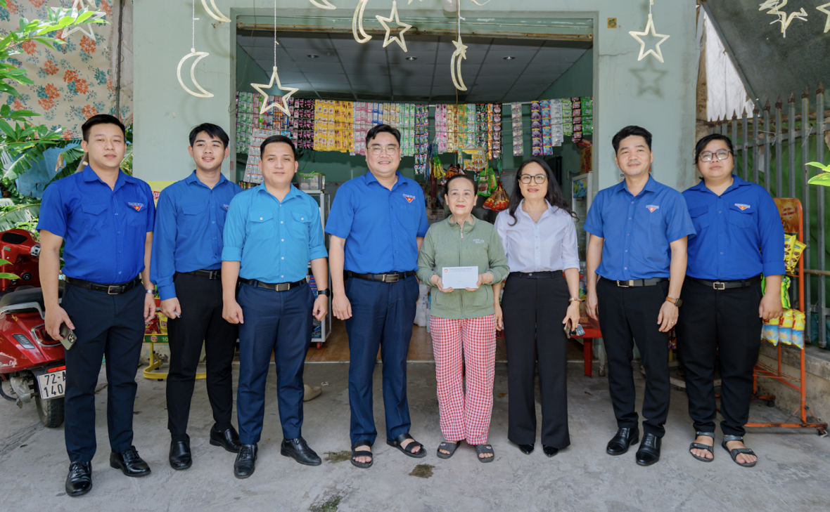 Hỗ trợ kịp thời 5 hộ dân bị dông lốc tốc mái nhà, hư hỏng tài sản ở Phú Mỹ