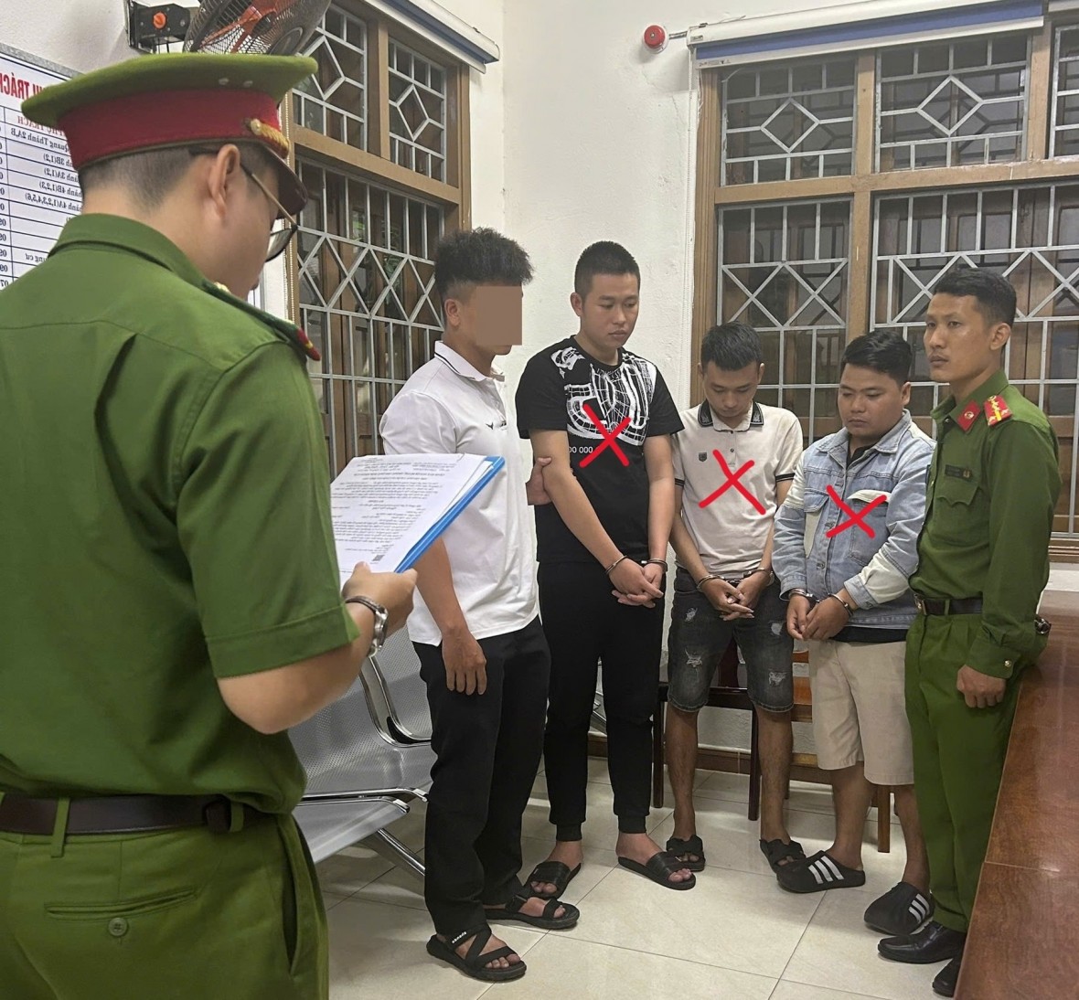 Ba đối tượng (x) bị bắt khẩn cấp để điều tra làm rõ hành vi “cướp tài sản” - Ảnh Công an TP Đà Nẵng.