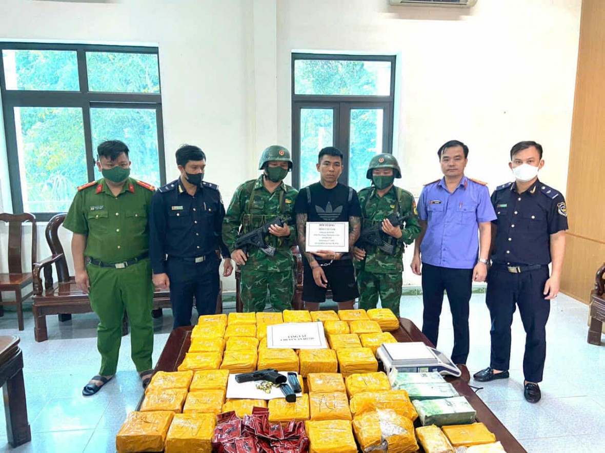 Đối tượng Trần Văn Nam cùng tang vật bị lực lượng chức năng bắt giữ.