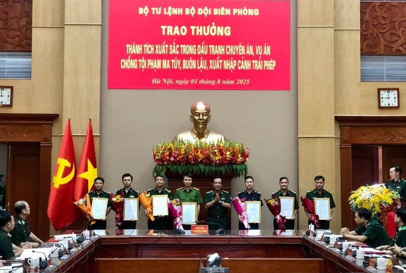Lực lượng BĐBP Hà Tĩnh cùng các đơn vị được lãnh đạo Bộ Tư lệnh BĐBP trao thưởng.
