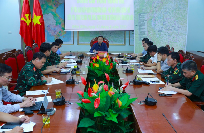 Phó Thủ tướng Trần Hồng Hà nghe các lực lượng báo cáo công tác cứu hộ, khắc phục hậu quả do lũ quét, sạt lở đất gây thiệt hại nghiêm trọng về người, tài sản ở Điện Biên - Ảnh: VGP/Đình Nam