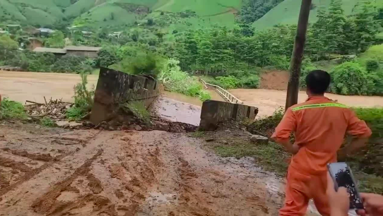 Cầu bắc qua suối Nậm Công vào thủy điện Nậm Công 3 ở xã Huổi Một bị nước lũ kéo sập. Trước đó, cầu treo tại xã Chiềng Sơ bị lũ kéo đứt.