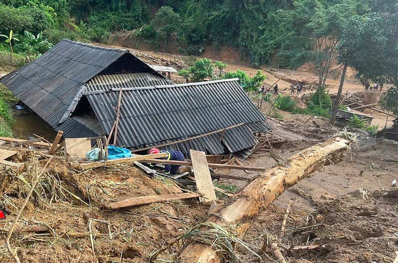 Một nhà dân ven suối ở Điện Biên bị lũ cùng bùn đất tràn ngập đến hai mét. Toàn tỉnh có 60 nhà bị cuốn trôi, hư hỏng nặng, tập trung tại các xã Xa Dung, Tà Dình. 171 nhà ở các xã Mường Luân, Na Son, Tuần Giáo, Phình Giàng bị ngập, hư hỏng một phần.