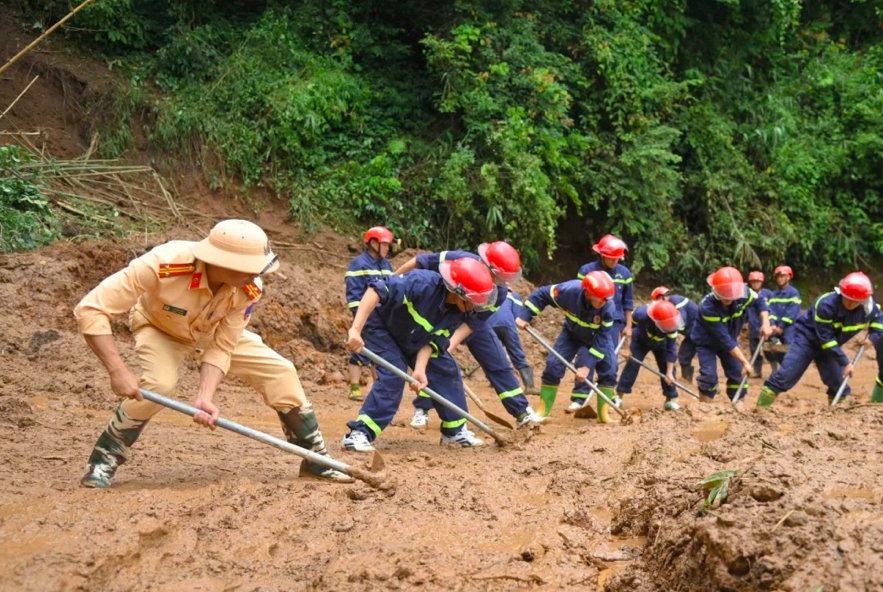 Sạt lở khiến việc cứu hộ gặp nhiều khó khăn, Cảnh sát Phòng cháy chữa cháy và Cứu nạn cứu hộ tỉnh Điện Biên phải vừa đi vừa thông đường để đến điểm hỗ trợ người dân.