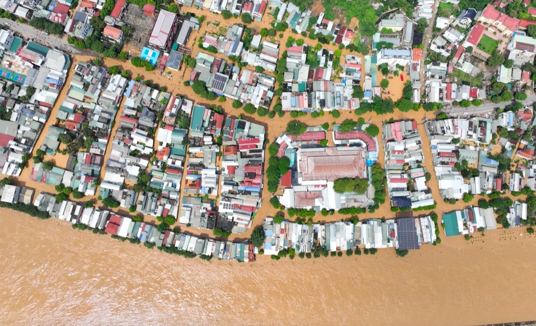 Tại tỉnh Sơn La, nước lũ lên nhanh. Trên sông Mã, mực nước tại trạm thủy văn Xã Là lúc 18h ngày 1/8 là 283,6 m, cao hơn báo động ba 2,1 m. Lũ đạt đỉnh 284,95 m lúc 16h.