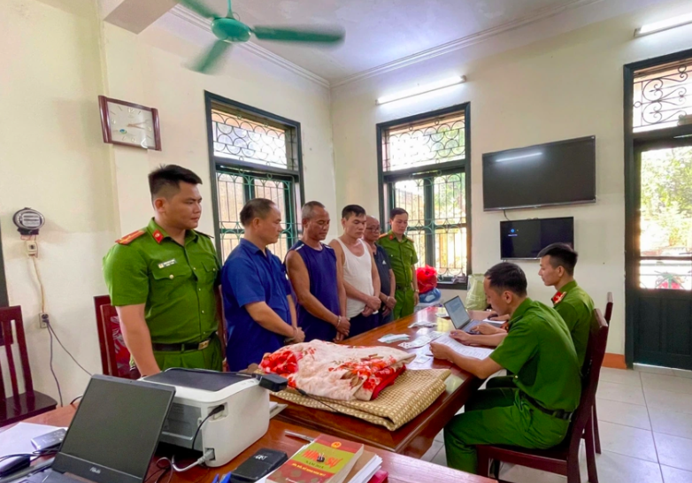 Công an xã Hạ Hoà bắt giữ vụ đánh bạc, thu giữ số tiền 34,1 triệu đồng ngay trong ngày đầu ra quân thực hiện đợt cao điểm. Ảnh CAPT. Công an xã Hạ Hoà bắt giữ vụ đánh bạc, thu giữ số tiền 34,1 triệu đồng ngay trong ngày đầu ra quân thực hiện đợt cao điểm. Ảnh CAPT.