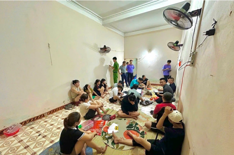 Các đối tượng tham gia đánh bạc tại số nhà 83, đường Trần Hưng Đạo, phường Hòa Bình. Ảnh CAPT. Các đối tượng tham gia đánh bạc tại số nhà 83, đường Trần Hưng Đạo, phường Hòa Bình. Ảnh CAPT.