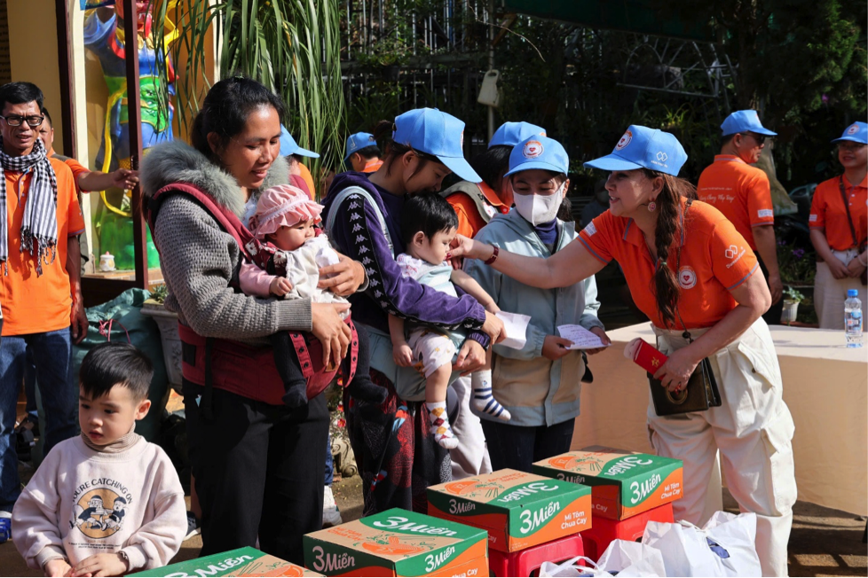 Các nhà tài trợ phát quà cho bà con tại xã Hiệp Thạnh.