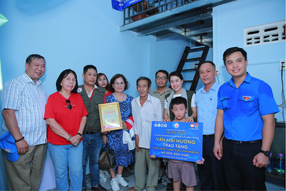 Ban tổ chức trao quà cho ông Nguyễn Tấn tại xã Diên Khánh.