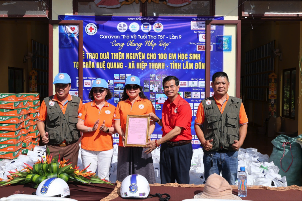 Ông Nguyễn Quang Minh - Chủ tịch Hội Chữ thập đỏ tỉnh Lâm Đồng trao thư cảm ơn nhà tài trợ chương trình.