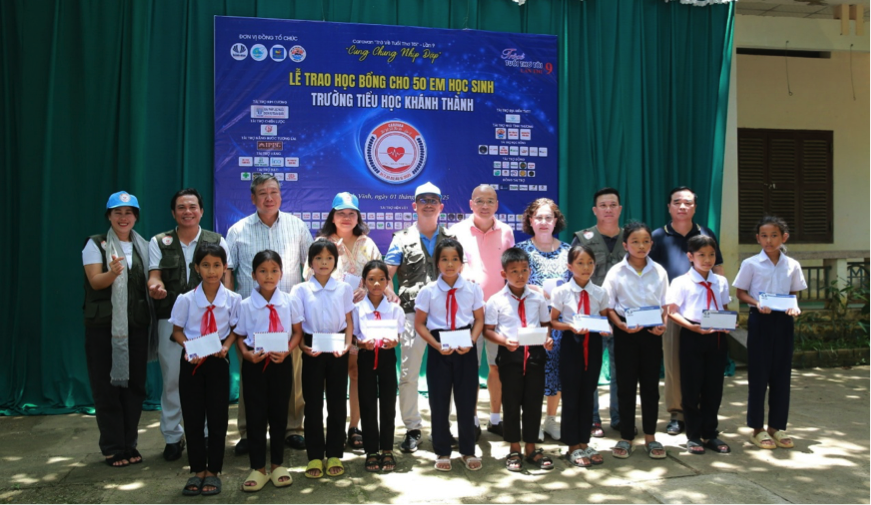 Ban tổ chức trao học bổng cho các em học sinh tại trường tiểu học Khánh Thành.