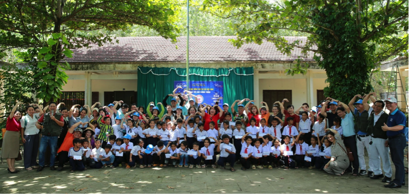 Các em học sinh và phụ huynh rất vui tươi, phấn khởi khi được nhận những phần quà thiết thực.