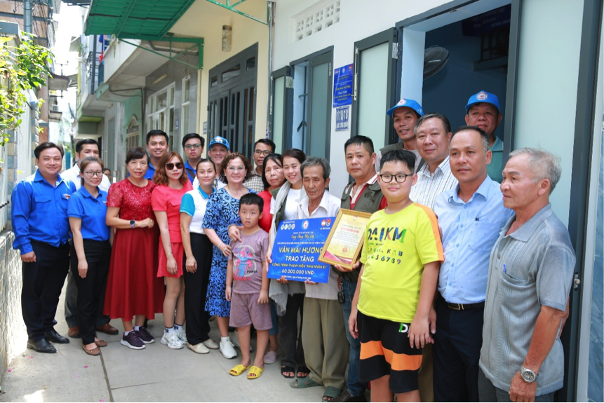 Đoàn caravan trao tặng nhà tình thương cho ông Nguyễn Tấn, xã Diên Khánh.