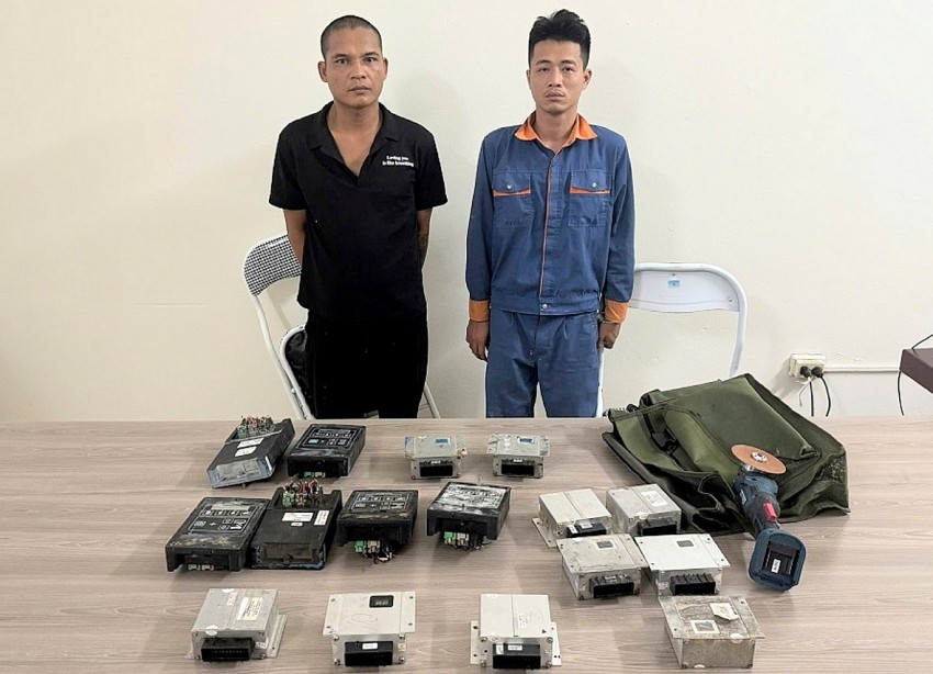 đối tượng Nguyễn Quang Hiền và Nguyễn Đình Quyết cùng số tang vật bị lực lượng chức năng bắt giữ