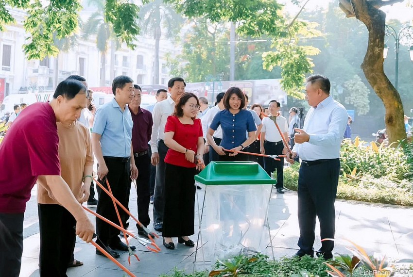 Chủ tịch UBND TP Hà Nội tham gia vệ sinh môi trường với người dân thành phố