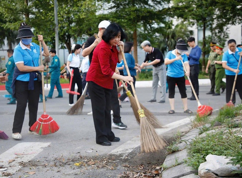 Bí thư Thành ủy Hà Nội cùng tham gia tổng vệ sinh môi trường với bà con phường Xuân Đỉnh