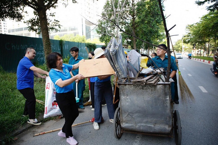 Nhiều người cùng tham gia tổng vệ sinh