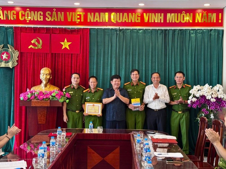 Công an phường Tây Hồ nhận khen thưởng đột xuất vì có thành tích triệt phá đường dây ma túy Công an phường Tây Hồ nhận khen thưởng đột xuất vì có thành tích triệt phá đường dây ma túy