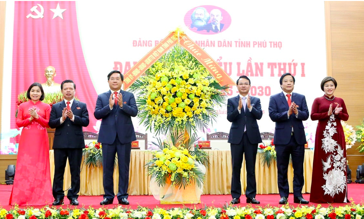 Bí thư Tỉnh ủy Phú Thọ Đặng Xuân Phong tặng hoa chúc mừng Đại hội Đảng bộ UBND tỉnh lần thứ Nhất, nhiệm kỳ 2025 - 2030.