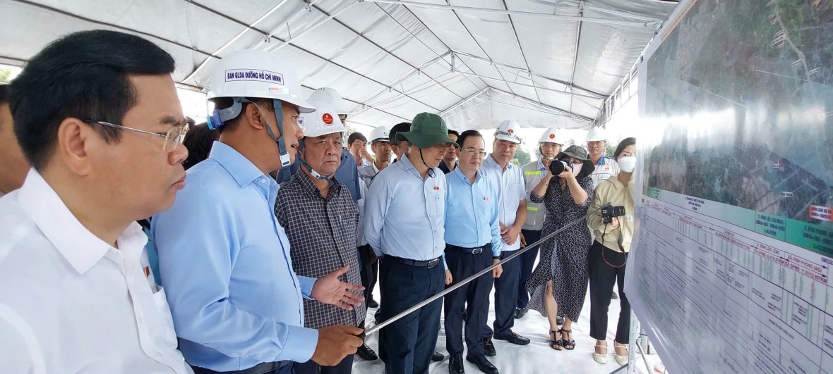 Phó Chủ tịch Quốc hội Lê Minh Hoan khảo sát tiến độ Dự án đường Hồ Chí Minh đoạn qua An Giang, Cà Mau