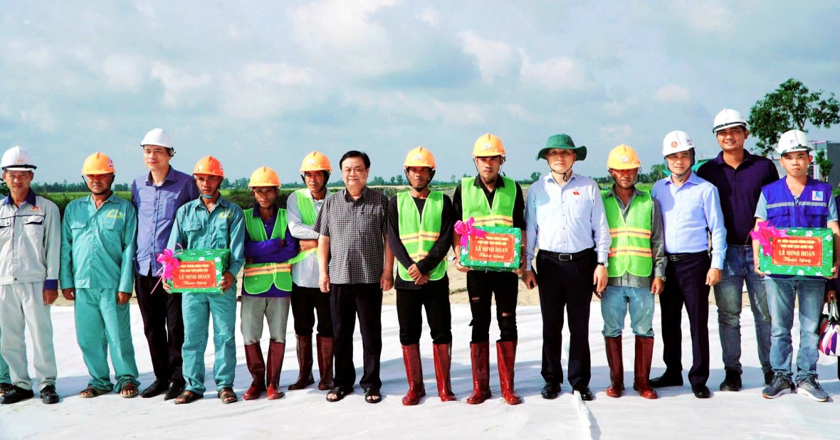 Phó Chủ tịch Quốc hội Lê Minh Hoan khảo sát tiến độ Dự án đường Hồ Chí Minh đoạn qua An Giang, Cà Mau
