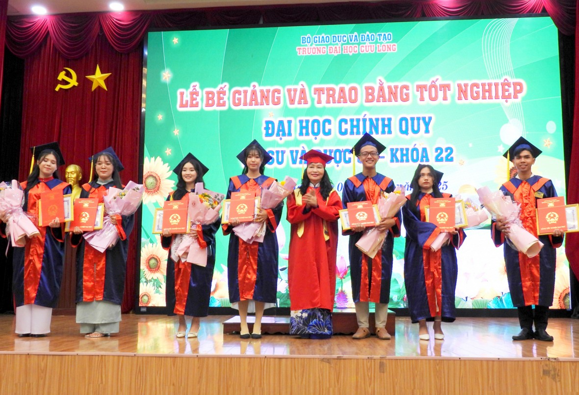 Trường Đại học Cửu Long Trao bằng tốt nghiệp cho 227 tân kỹ sư, dược sĩ