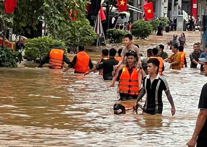 Các lực lượng chức năng tỉnh Sơn La đang nỗ lực hỗ trợ người dân khắc phục hậu quả mưa lũ (Ảnh: CTV). Các lực lượng chức năng tỉnh Sơn La đang nỗ lực hỗ trợ người dân khắc phục hậu quả mưa lũ (Ảnh: CTV).