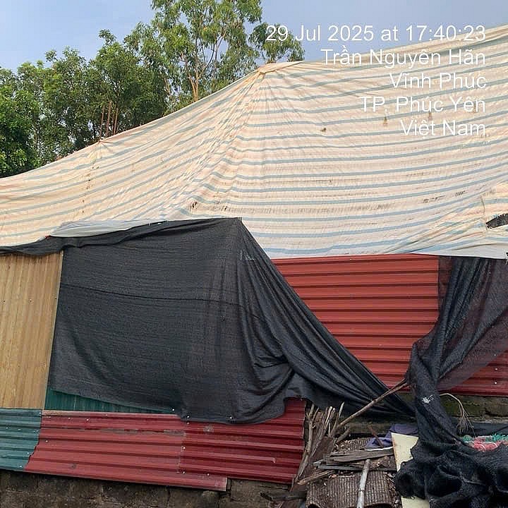 Hộ gia đình ông bà Đoan Hoè cố tình quây tôn, căng bạt cao gần 4m để tổ chức cho thợ xây dựng phía bên trong.