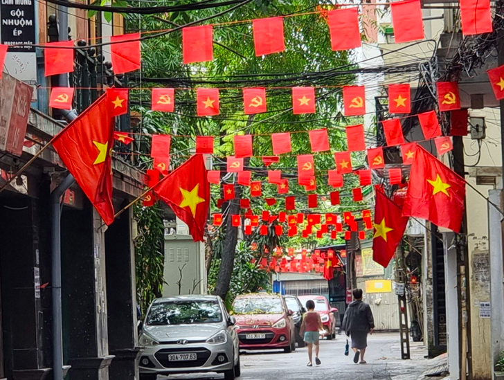 Treo cờ dịp lễ Tết trên các phố Hà Nội. Ảnh: XC