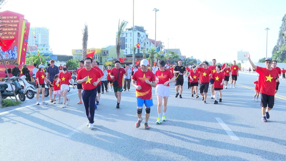Quảng Ninh: Hàng nghìn người đổ về đường bao biển Hạ Long dự giải chạy phong trào