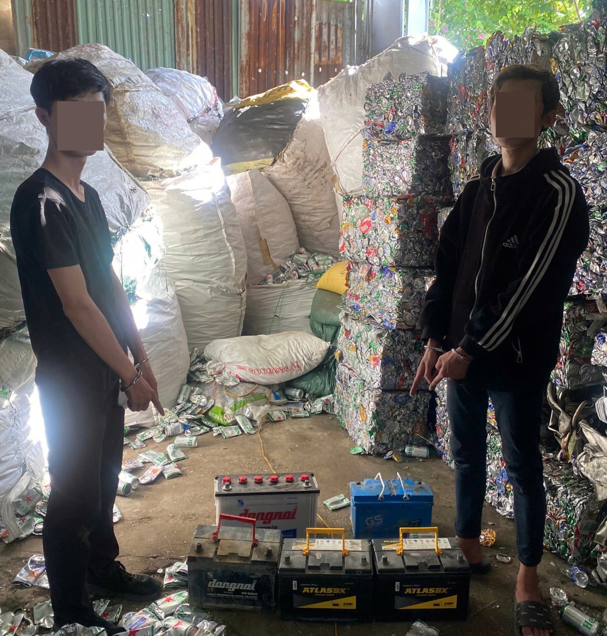 Các đối tượng thực hiện hàng loạt vụ trộm bình ắc quy - Ảnh Công an TP Đà Nẵng.