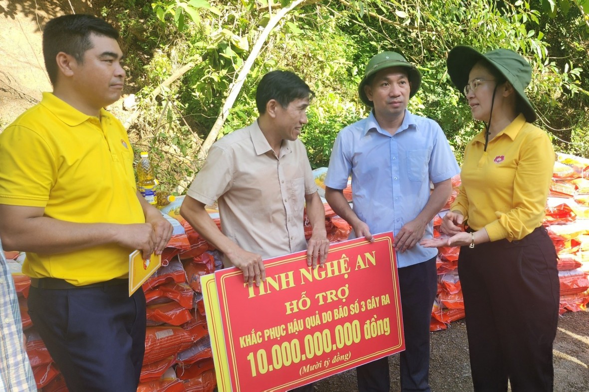 Phó Bí thư Tỉnh ủy Nghệ An Võ Thị Minh Sinh động viên, chỉ đạo khắc phục hậu quả lũ lụt ở các bản còn bị cô lập.