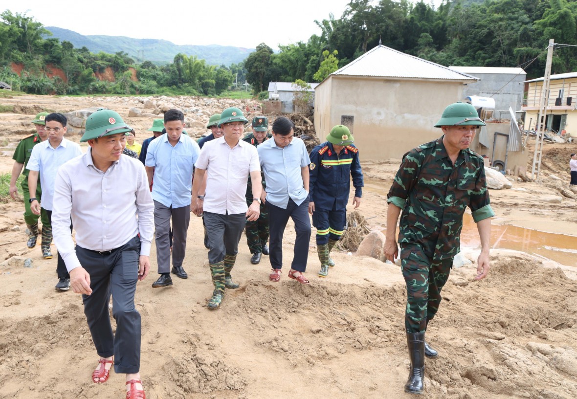 Phó Thủ tướng Lê Thành Long thăm hỏi, động viên nhân dân vùng lũ ở Sơn La