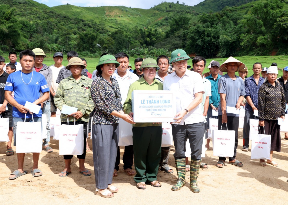 Phó Thủ tướng Lê Thành Long thăm hỏi, động viên nhân dân vùng lũ ở Sơn La