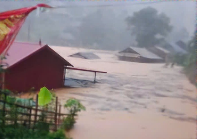 Phó Thủ tướng Lê Thành Long thăm hỏi, động viên nhân dân vùng lũ ở Sơn La