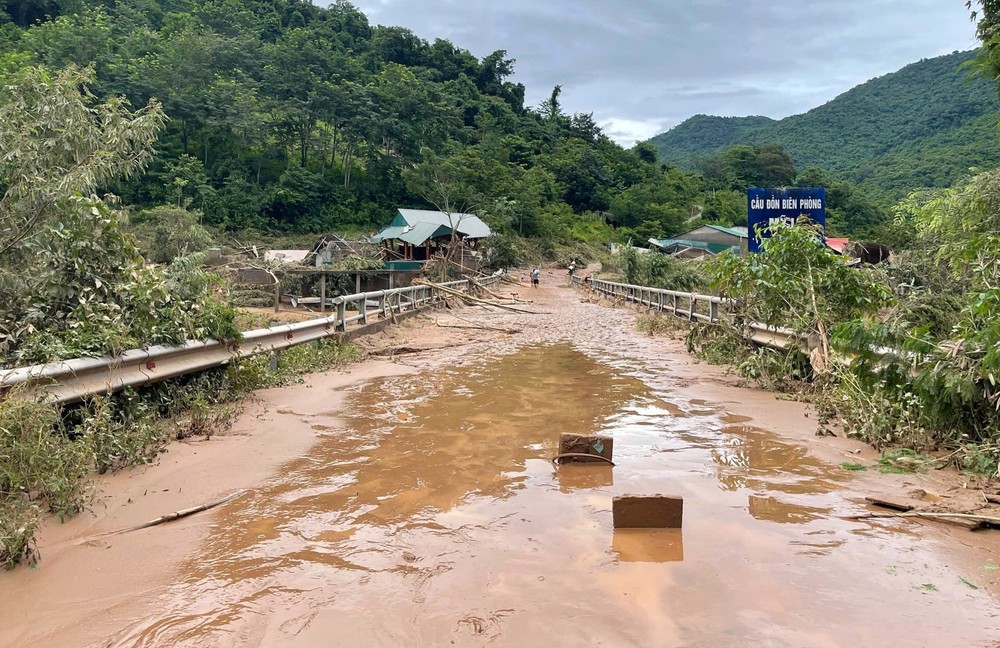 Phó Thủ tướng Hồ Đức Phớc thị sát vùng lũ, chỉ đạo khắc phục hậu quả tại Nghệ An